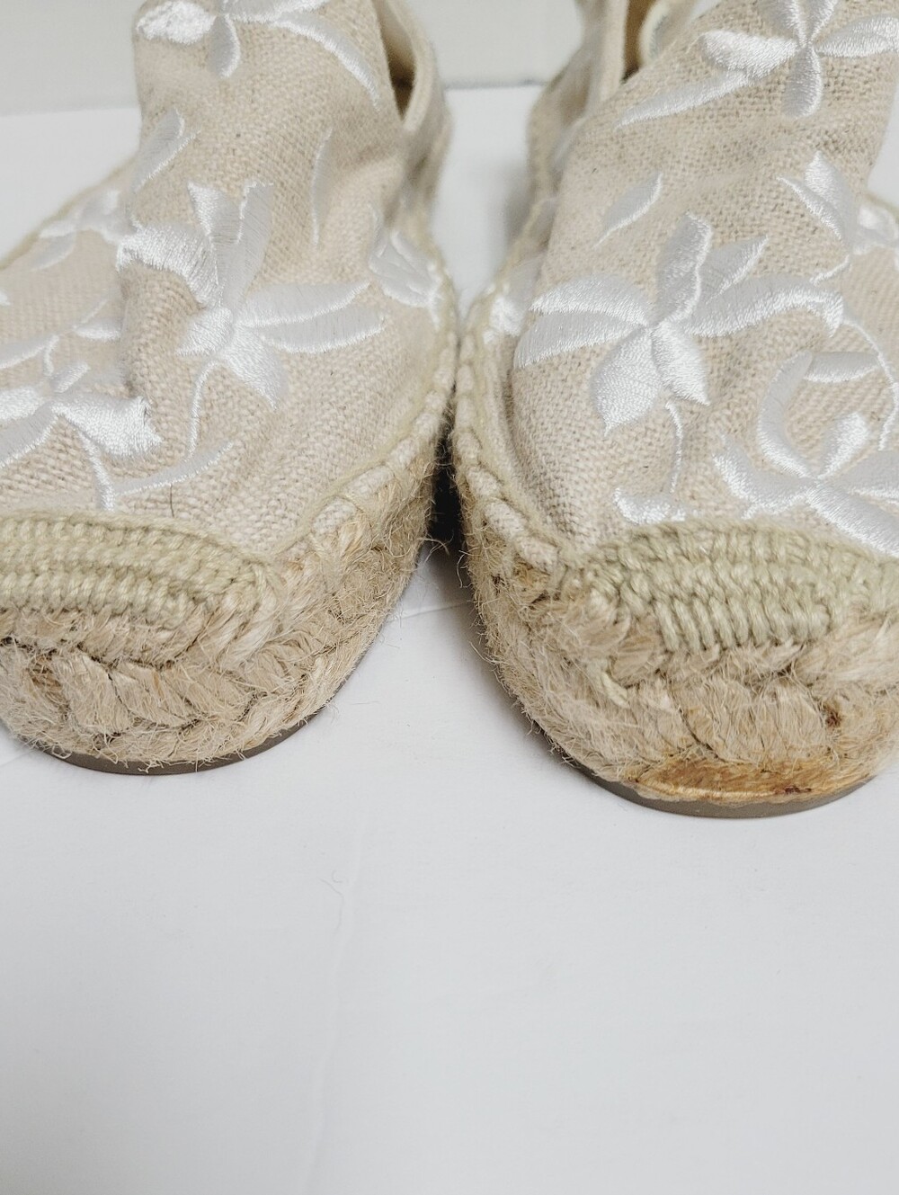 Soludos Sand Espadrilles with White Floral Embroidery Size 8 - Picture 4 of 12